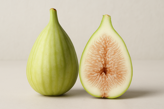 image proto realiste d'une figue allongée à la peau vert clair et à la chair blanchatre. Fond neutre et clair, 2 figues, celle de gauche est debout et entière, celle de droite est coupée en deux pour voir la chair.